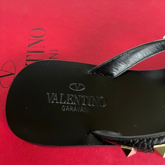 Valentino Garavani Rockstud Leather Flip Flops - Picture 7 of 10